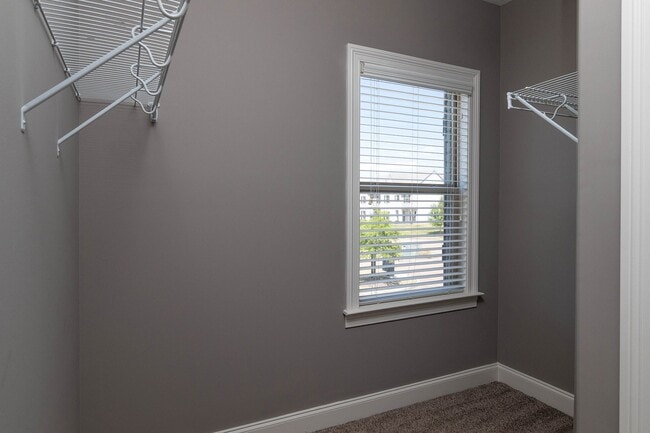 Building Photo - 530 Fifer Cir