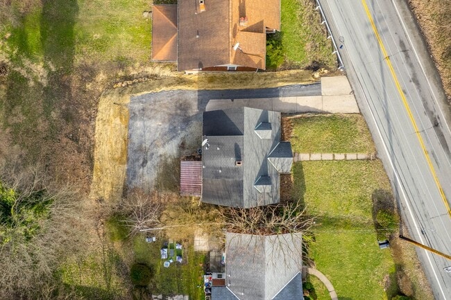 Building Photo - Stunning 3 bedroom home in Penn Hills available April 1st!