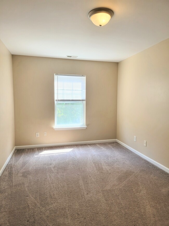 Building Photo - 2220 Valley Edge Dr