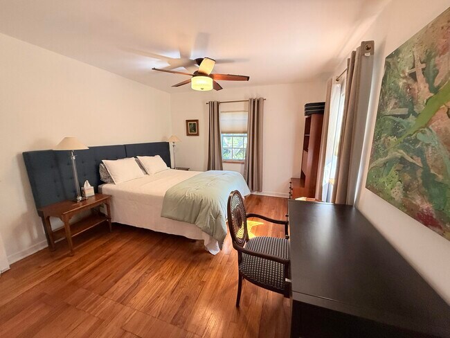 Building Photo - 1219 N Lakeside Dr