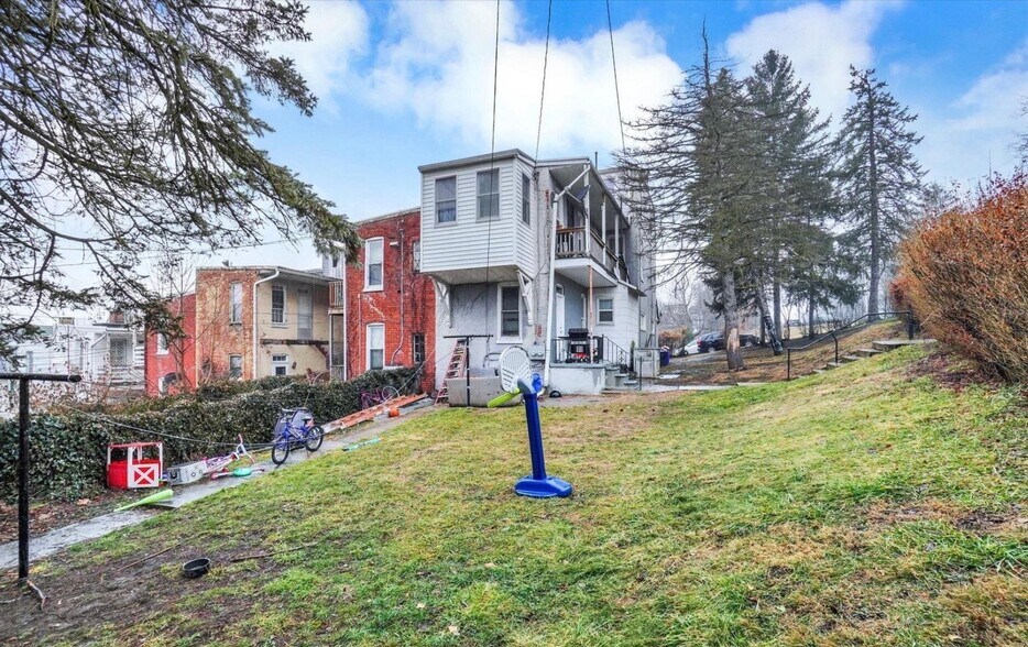Building Photo - 414 S Park St