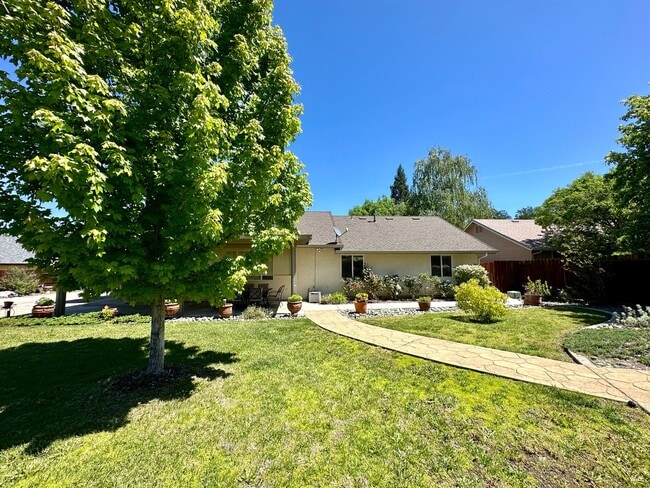 Building Photo - Beautiful well maintained home! Excellent ...
