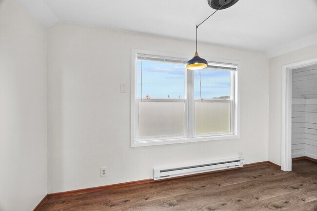Building Photo - Adorable upper-floor "duplex." 1 brm,  Was...