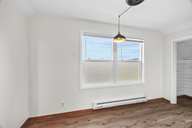 Building Photo - REMODELED Adorable upper-floor "duplex." O...