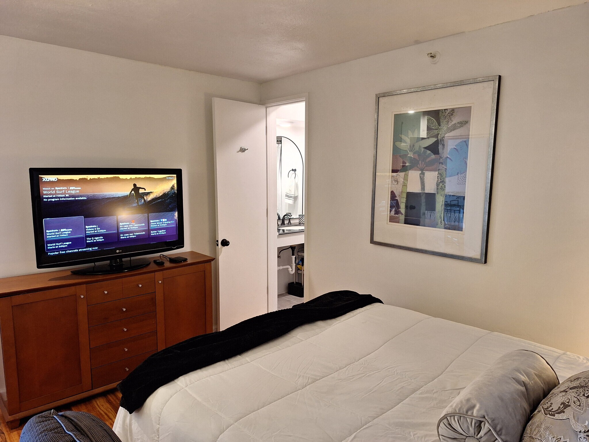 Master bedroom to bathroom - 2916 Date St