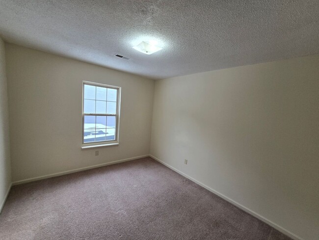 Building Photo - 2 Bedroom duplex - CANNOT APPLY UNTIL YOU ...