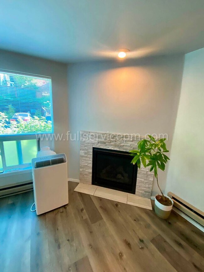 Building Photo - 9416 1st Ave NE