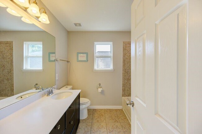 Building Photo - 5918 Rivergrove Bend Dr