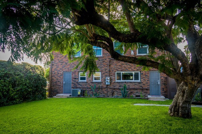 Building Photo - 5245 S San Vicente Blvd