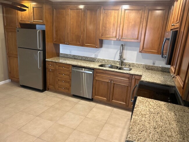 Building Photo - Lakeside Plaza Condo