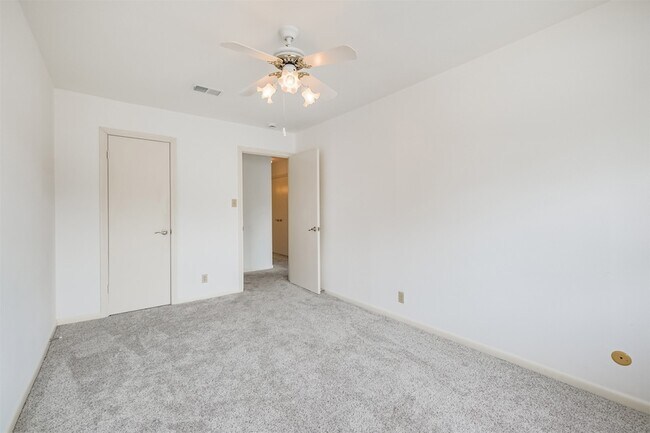 Building Photo - 12662 Rip Van Winkle Dr