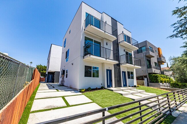 Building Photo - Luxury 4 Bedroom 3-Story Townhomes