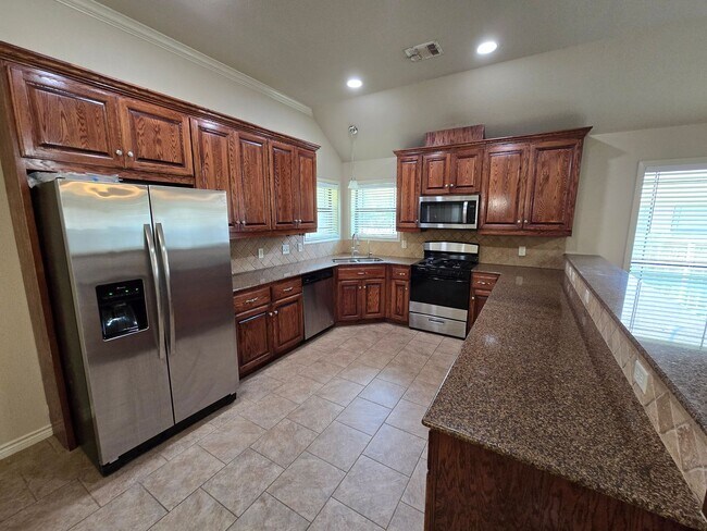 Building Photo - College Station - Large 4 bedrooms / 2.5 baths with garage and fenced yard!!