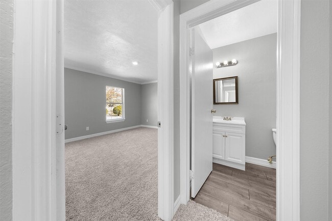 Building Photo - 2523 W Greens Rd