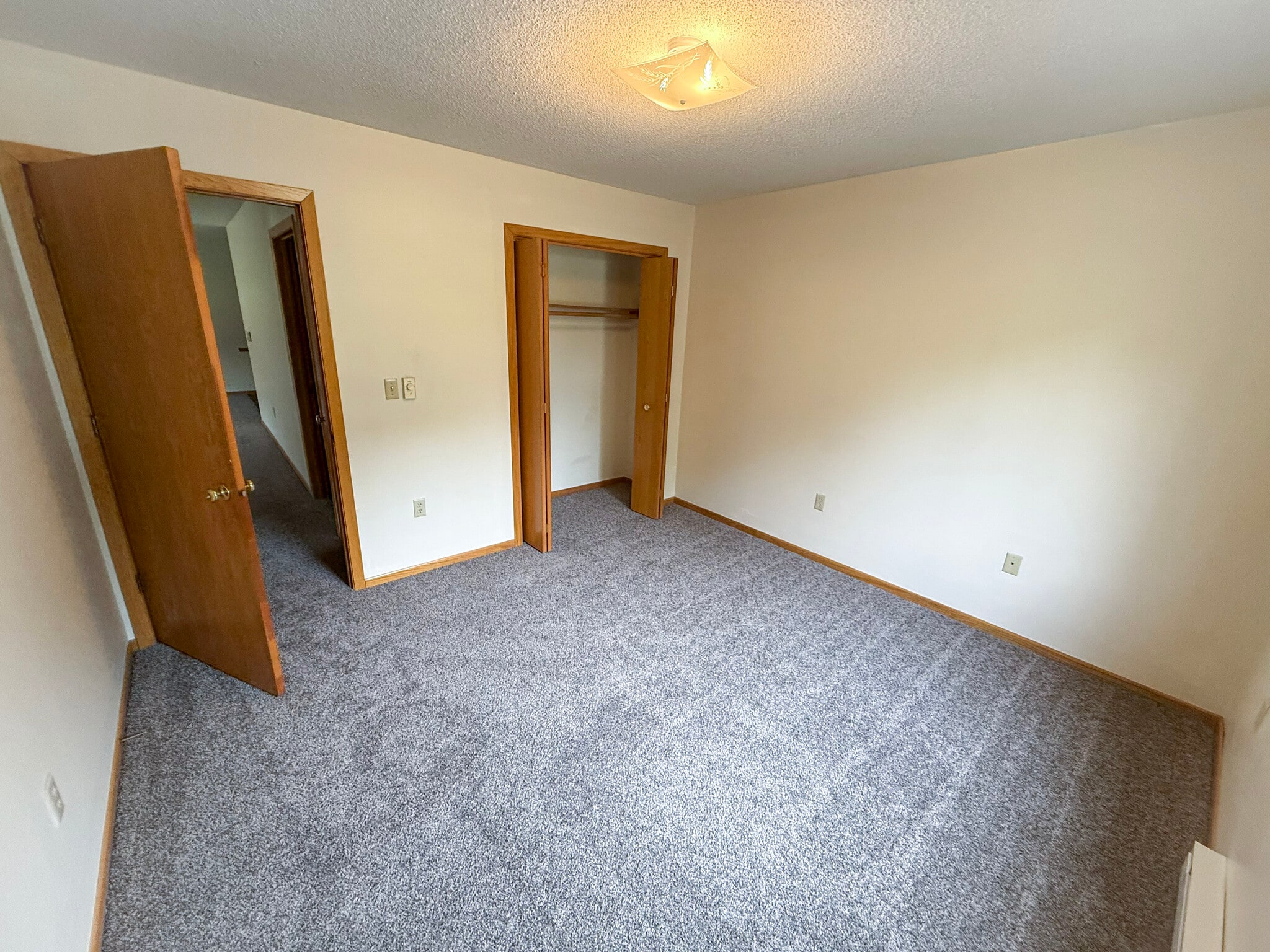 Building Photo - 345 Twin Oak Dr