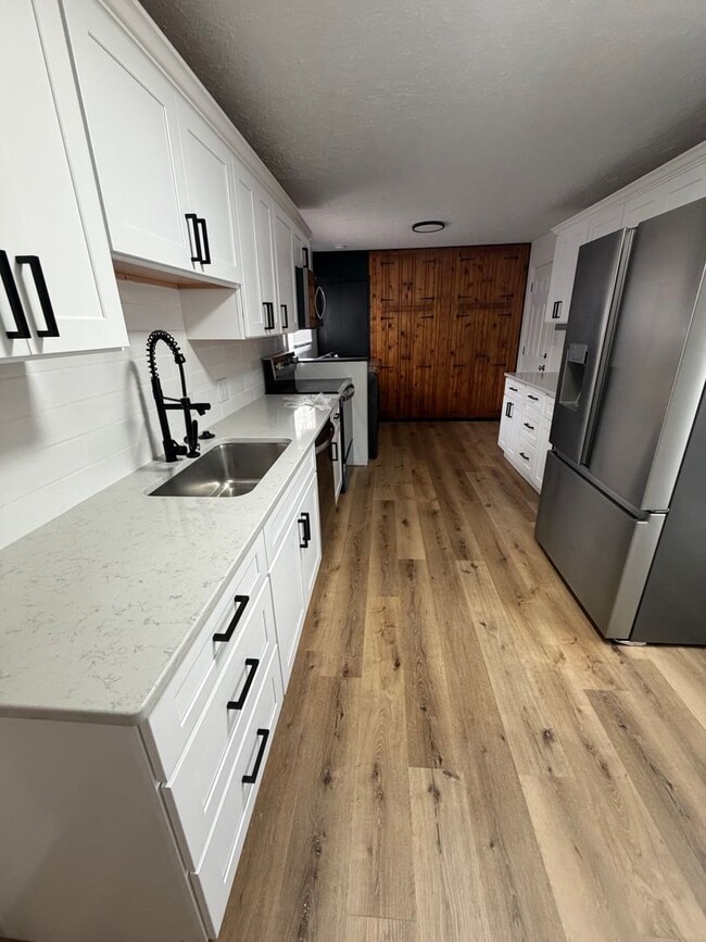 Building Photo - 405 E Cowing Dr