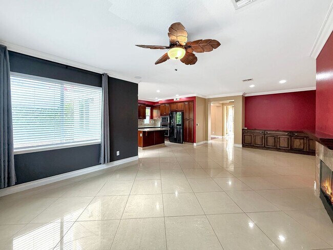 Building Photo - SD: Spacious 5B/4BA Home with Private Patio, Backyard & Soaking Tub