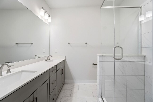 Building Photo - Modern Townhome in the Heart of Plaza Midw...