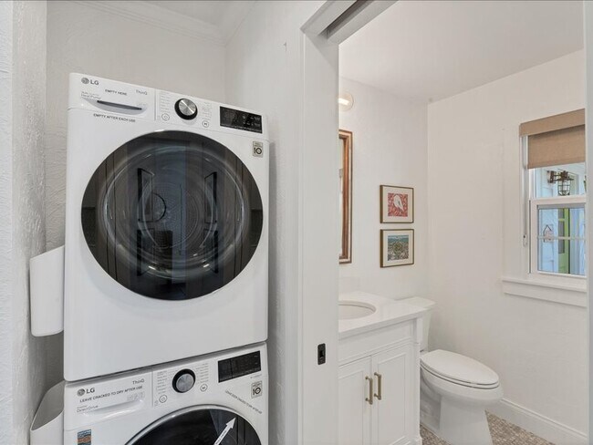 Building Photo - 2082 Webber St