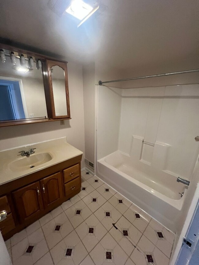 Building Photo - Large 3 Bed 2 Bath House