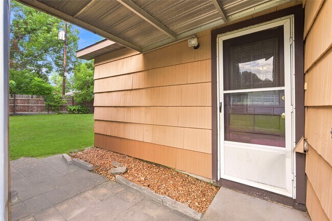 Building Photo - 8406 Highcrest Dr
