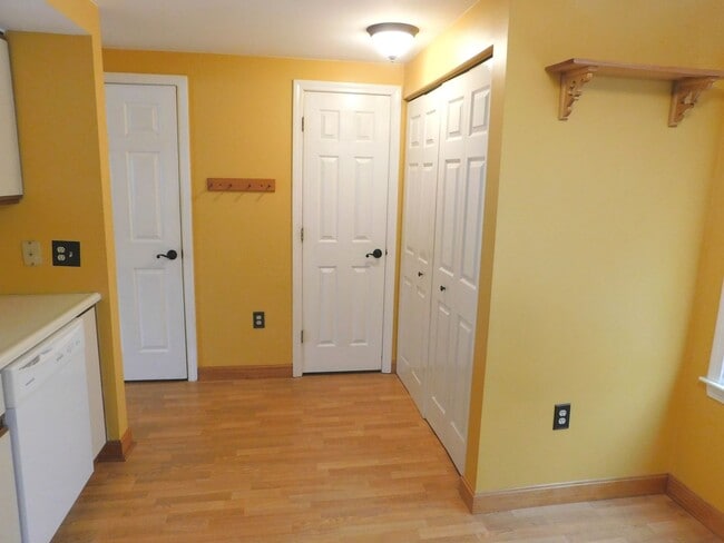 Building Photo - 3 Floor Condo Located In Country Setting -...