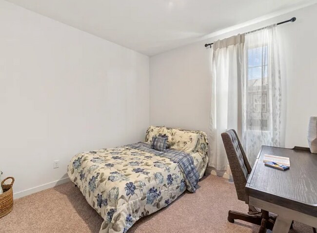 Building Photo - STUNNING 3/2.5 (Natomas)! Gym, Pool, Solar...