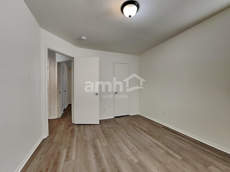 Building Photo - 1995 Kickapoo Trl