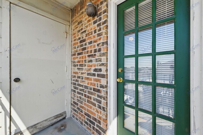 Building Photo - 9520 Royal Ln