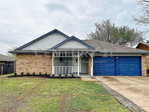 Building Photo - Thoughtfully Laid-Out 3/2/2 in Fort Worth!
