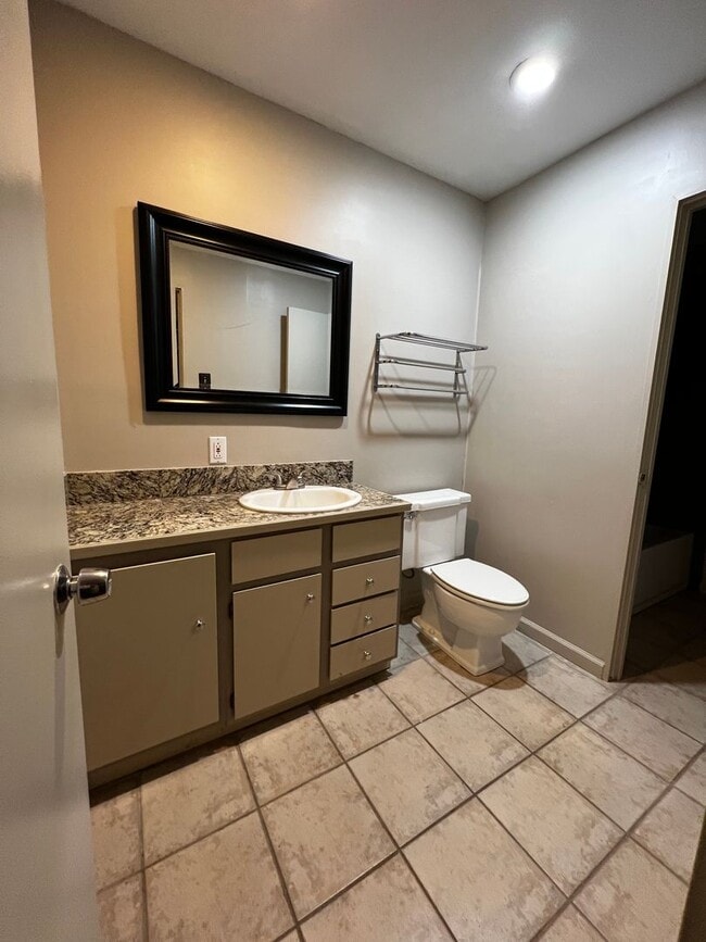 Building Photo - Two Bedroom , Two Bathroom