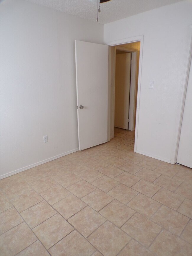 Building Photo - Great home located in Parklane