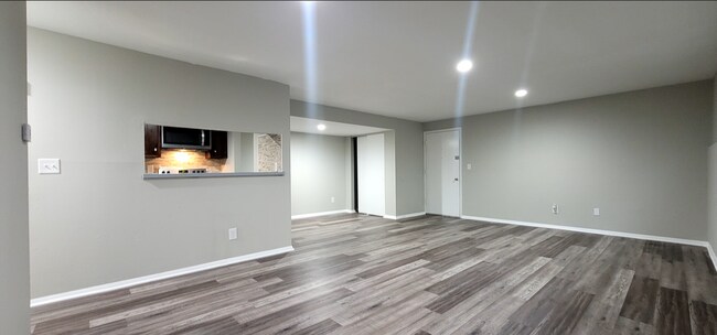 Building Photo - Beautiful 2 bedroom 1 bath apartment