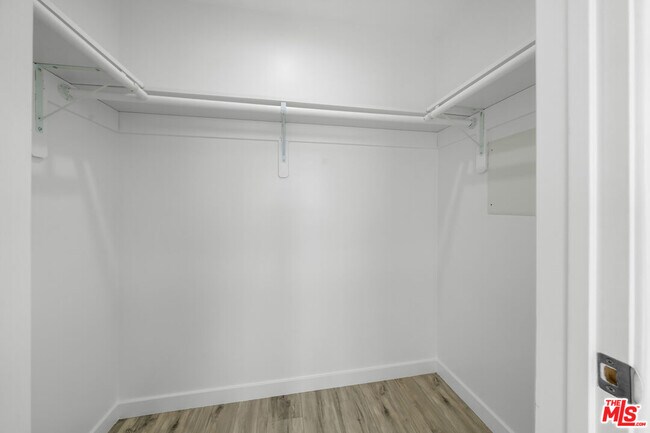 Building Photo - 1229 S Kingsley Dr