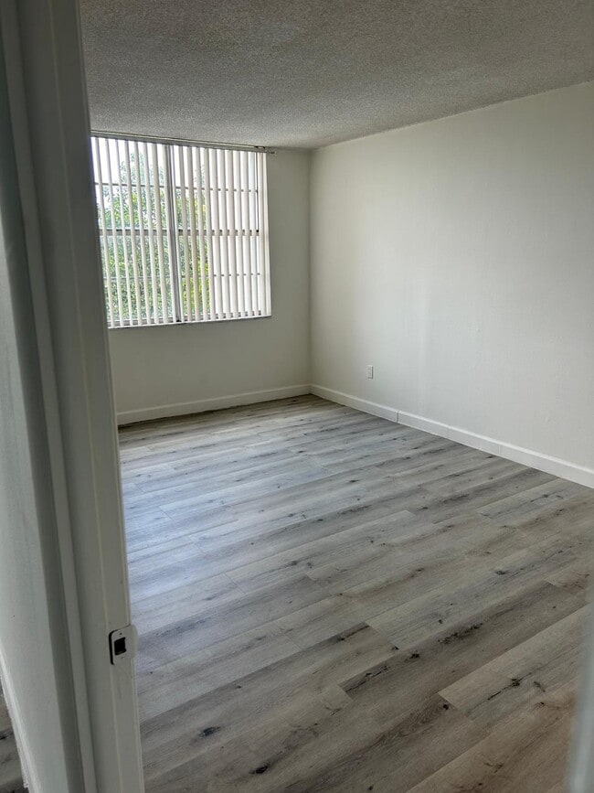 Building Photo - 496 NW 165th St