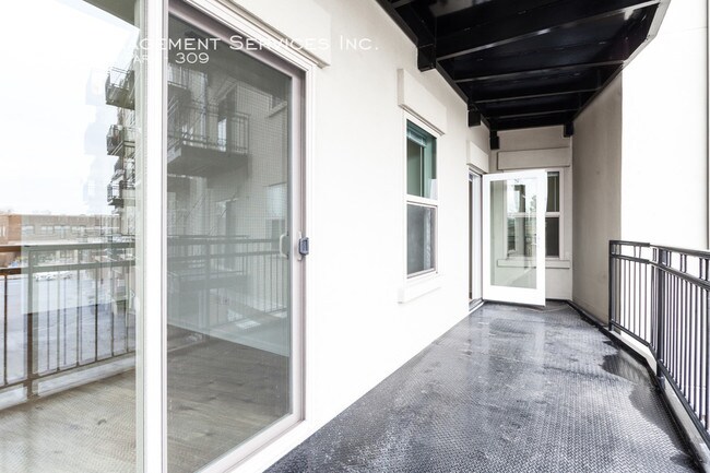 Building Photo - ReVerb Century Station Apt! (3200 S Oak Park)