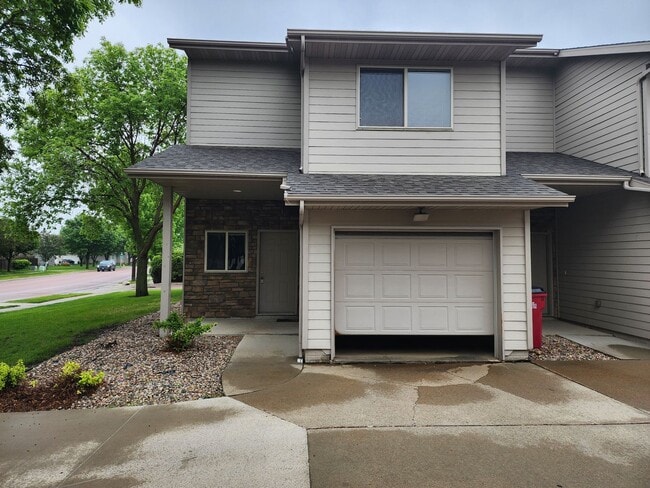 Building Photo - three bedroom two bathroom Town Home