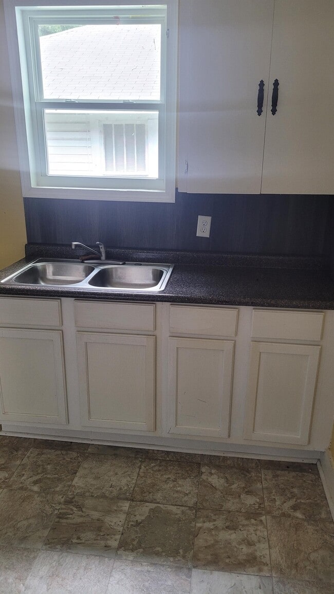 Building Photo - 2225 E 6th St