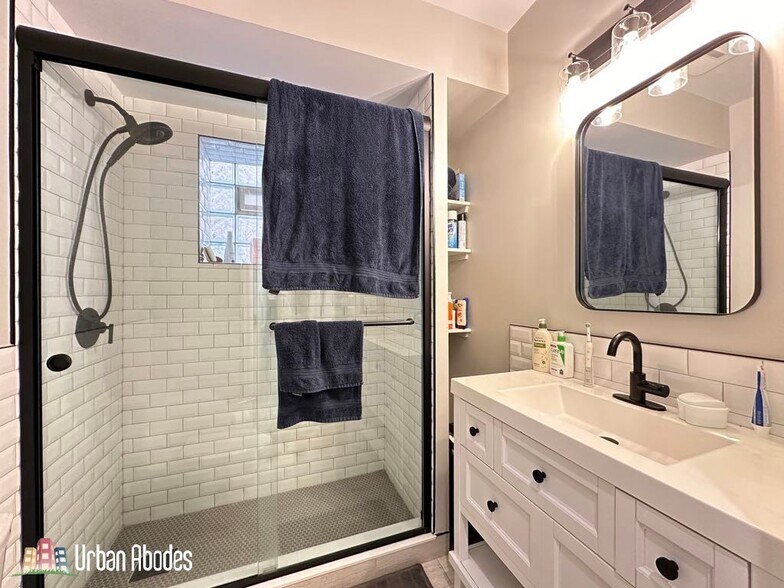 Building Photo - 1424 N Bosworth Ave