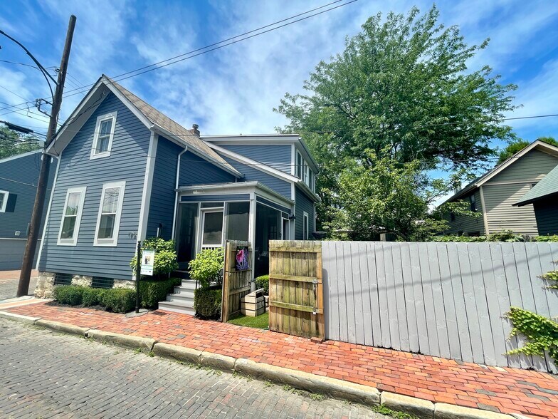 Primary Photo - 196 E Columbus St