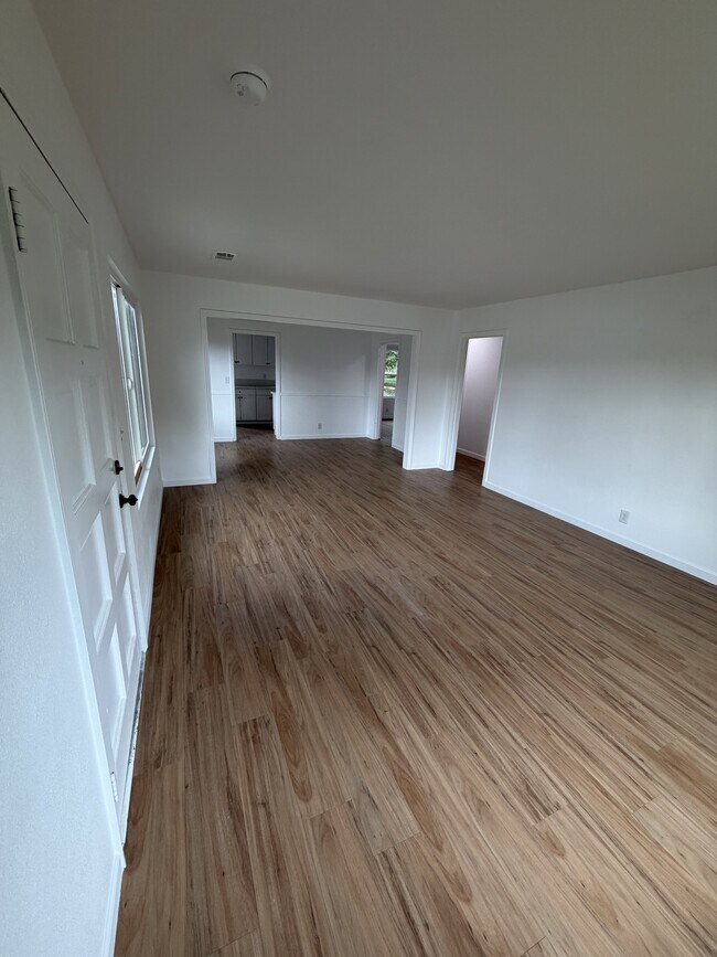 Building Photo - 910 E Tulare Ave