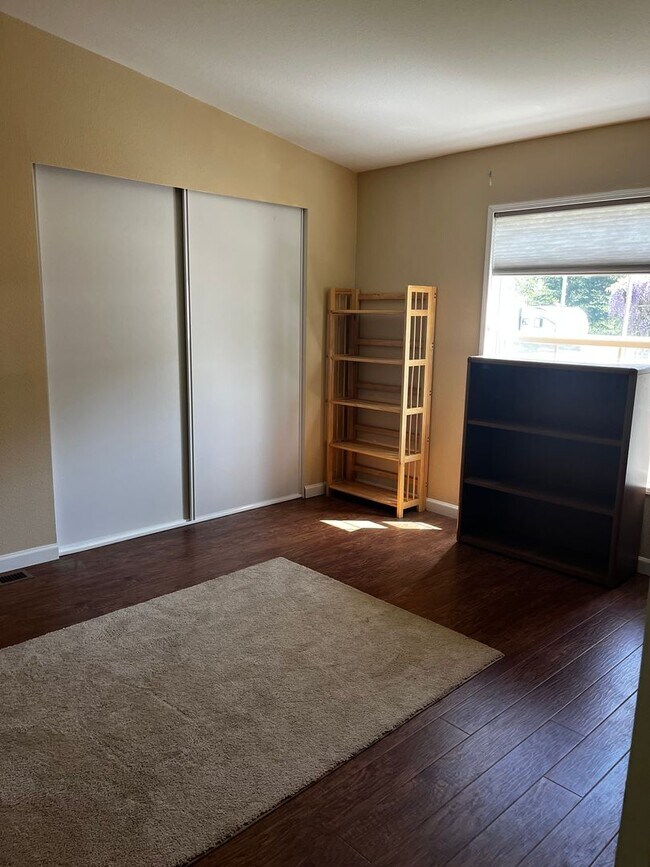 Building Photo - Spacious 3 bed/2bath in Town, Month-to-Month or long term lease.