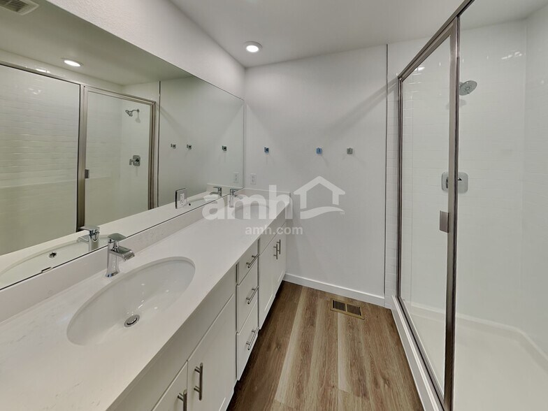 Building Photo - 26106 E Calhoun Pl