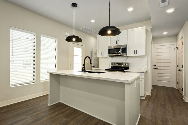 Building Photo - Three Bedroom Townhome with Large Unfinish...