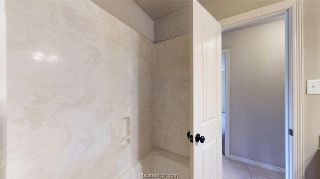 Building Photo - 2808 Horseback Dr