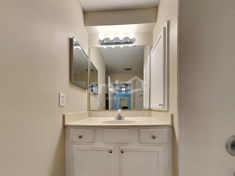 Building Photo - 1379 Samantha Cir E