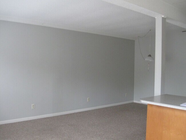 Building Photo - Close to Campus