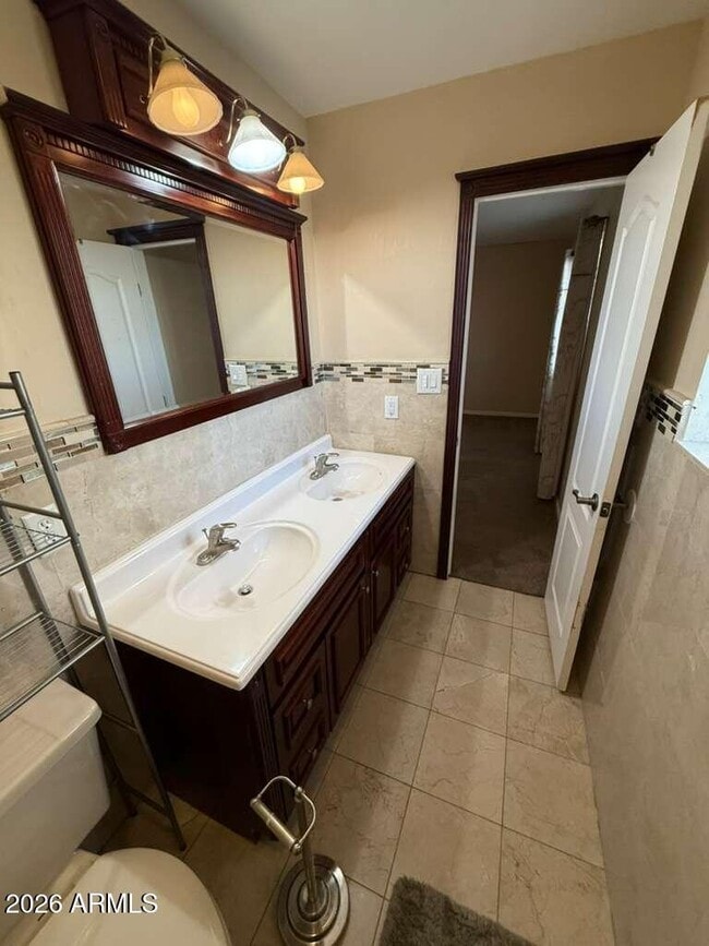 Building Photo - 3110 E 13th St