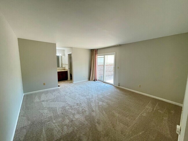 Building Photo - Beautifully Updated 3-Bed, 3-Bath Townhome...