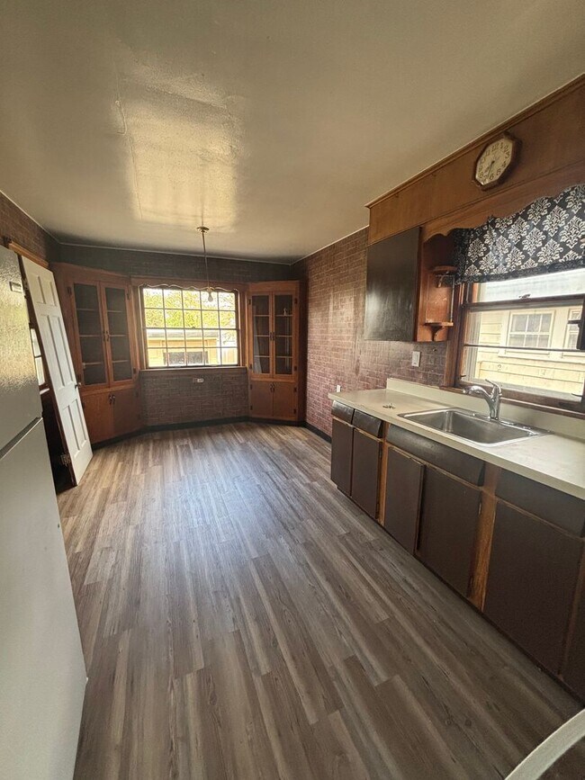 Building Photo - 3bd Single Section 8 WATER/SEWER INCLUDED